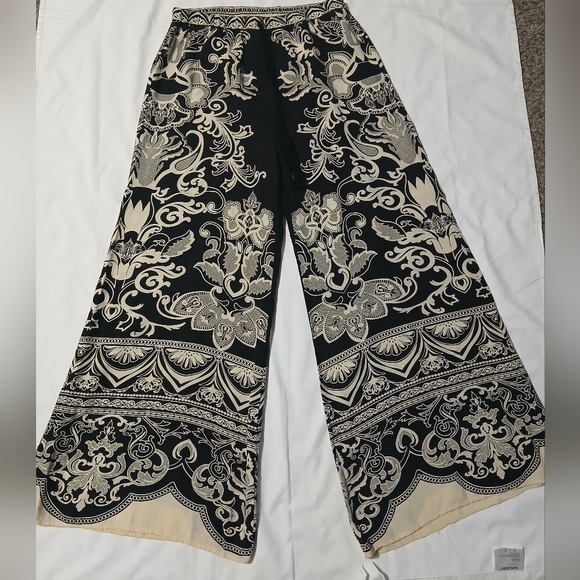 Women's Black and White Paisley Wide-Leg Pants - Picture 2 of 14